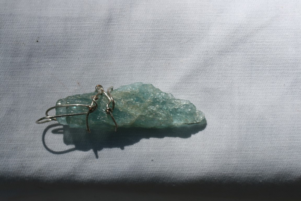 Aquamarine pendant resonates with the throat chakra 5477
